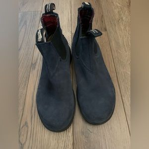 Children’s navy suede Blundstones w/ red plaid lining. Upgraded insoles.